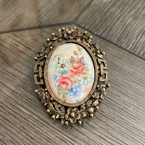 Vintage Hand Painted Ceramic Floral Cameo in a Antique Gold-tone Frame - Picture 16 of 16